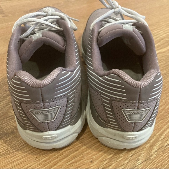 Brooks Addiction Walker Suede Light Purple size 9 wide - Picture 3 of 7